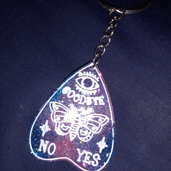 Mystical moth Planchette ouija keychain - Picture 2 of 4